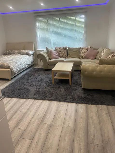 Lovely Modern studio flat with jacuzzi bath free parking - Image 1