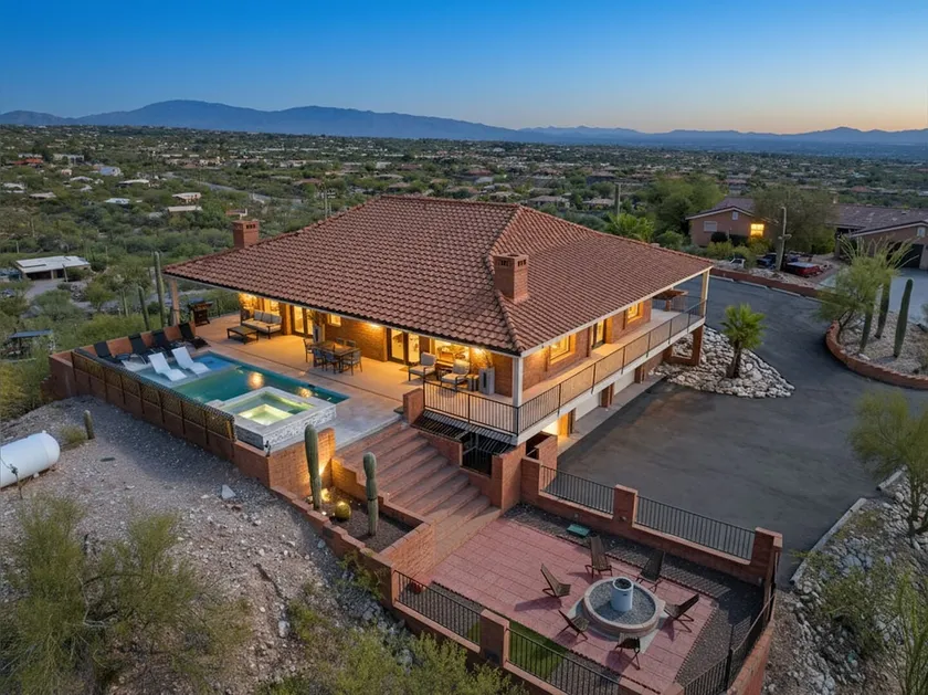 Foothills Hilltop • Pool • Spa • Gym • 360° Views - Image 1