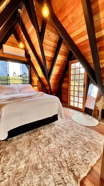 Cabin with a hydro tub! - Image 1