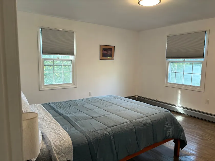 15 min from Burlington 2 queen beds - Image 1