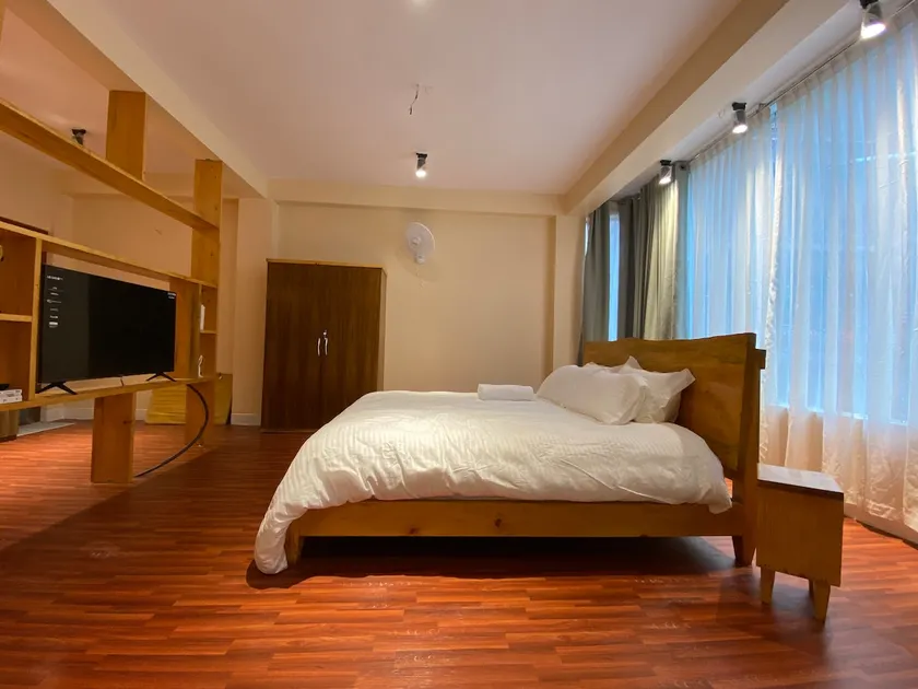 Cozy studio with balcony 750sqft - Image 1