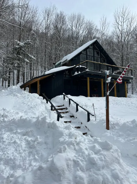 Black Dog Lodge - Ski Chalet centered between Okemo and Killington Mt. - Image 1