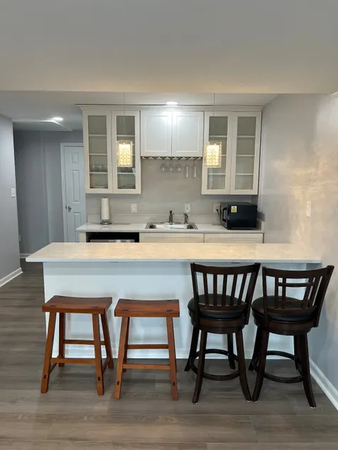 One bedroom suite & bar, mins from PSU and stadium - Image 1
