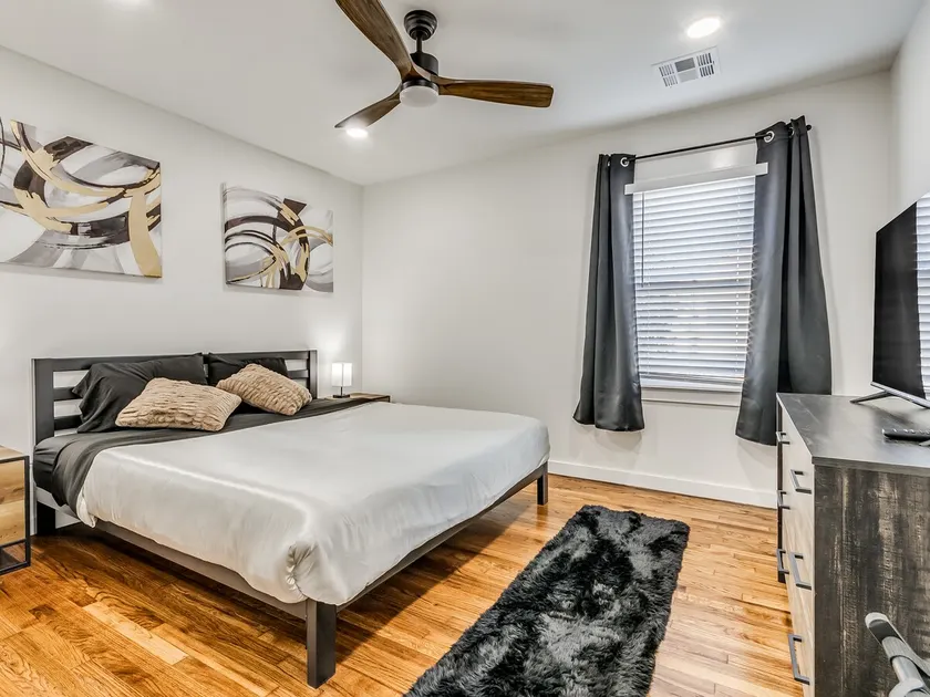 Long Stay Downtown Home! - Renovated+Washer/Dryer - Image 1