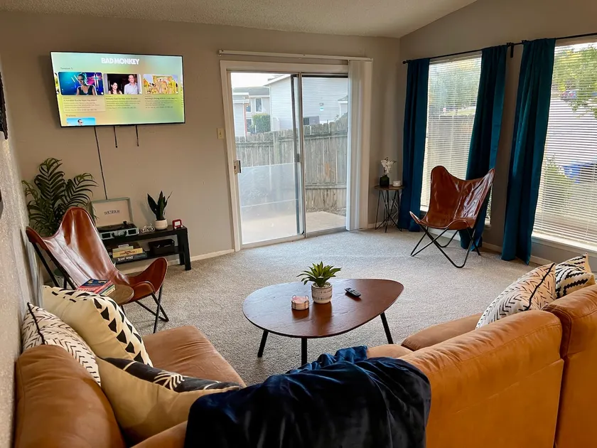 King bed/Free parking! Lady Bird Lake/5min to DT! - Image 1