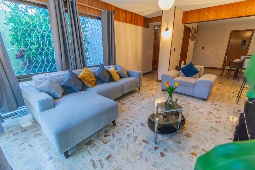 House with Patio and Garages in a nice zone - Image 1