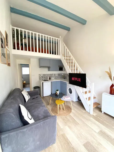 Stay 10 minutes from the center and private parking - Image 1
