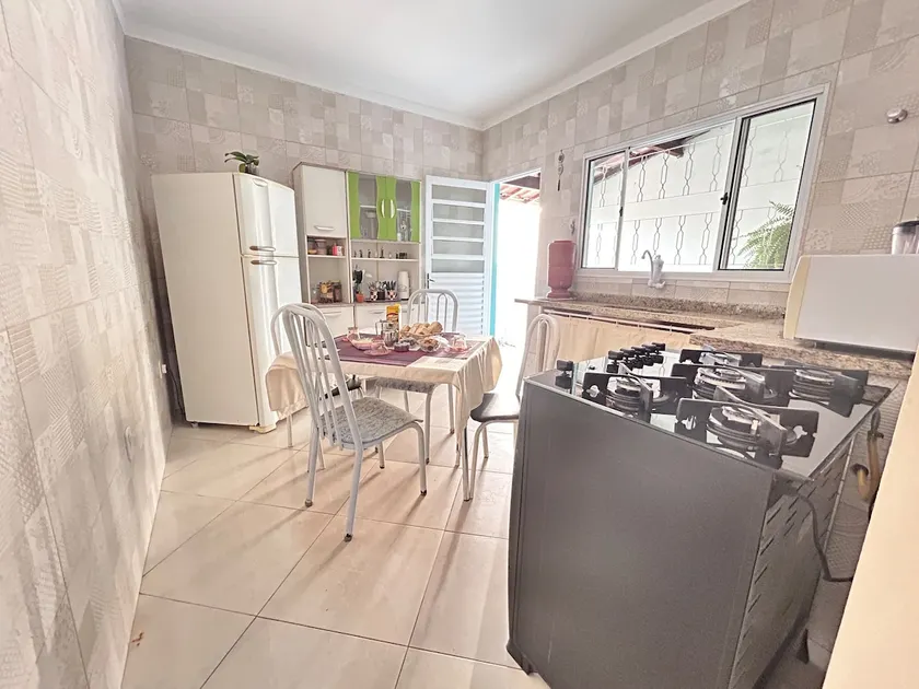 Two-story house with air conditioning, garage & yard 2 km from Canção Nova - Image 1