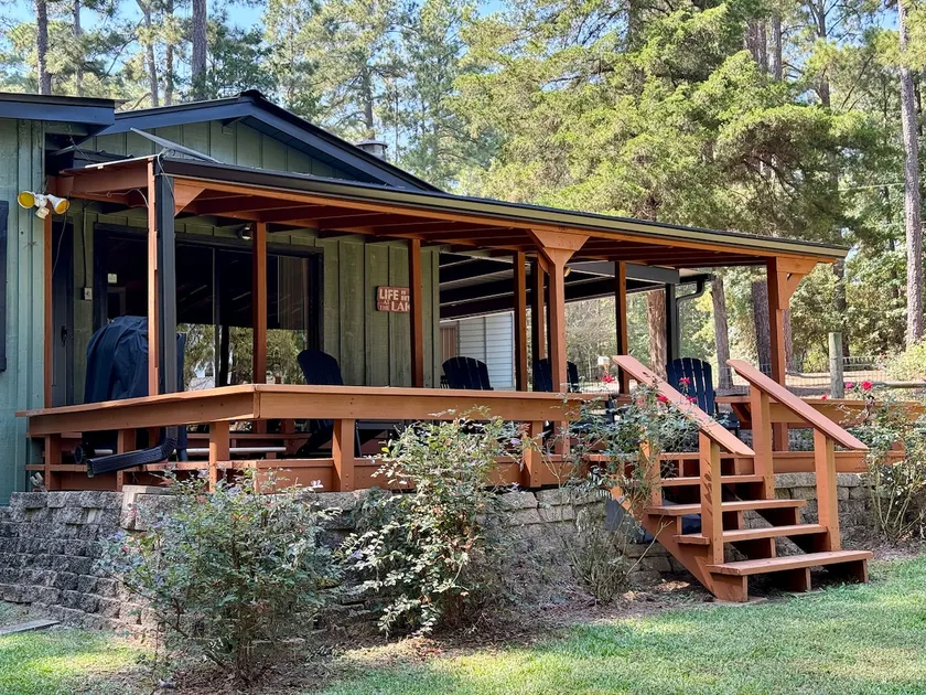 Waterfront Haven at Lake Record Lodge - Image 1