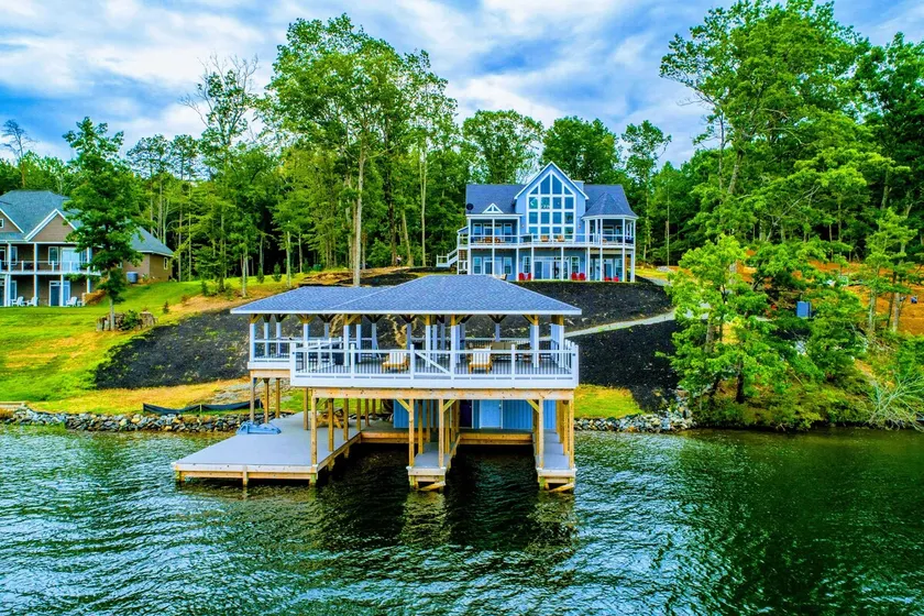 NEW 4BR Lakefront Lake Anna, Hot Tub, Boat Dock - Image 1