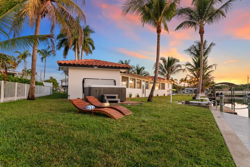 Last Min Deal: Kayak, Hot Tub, Fishing Gear & Pets - Image 1
