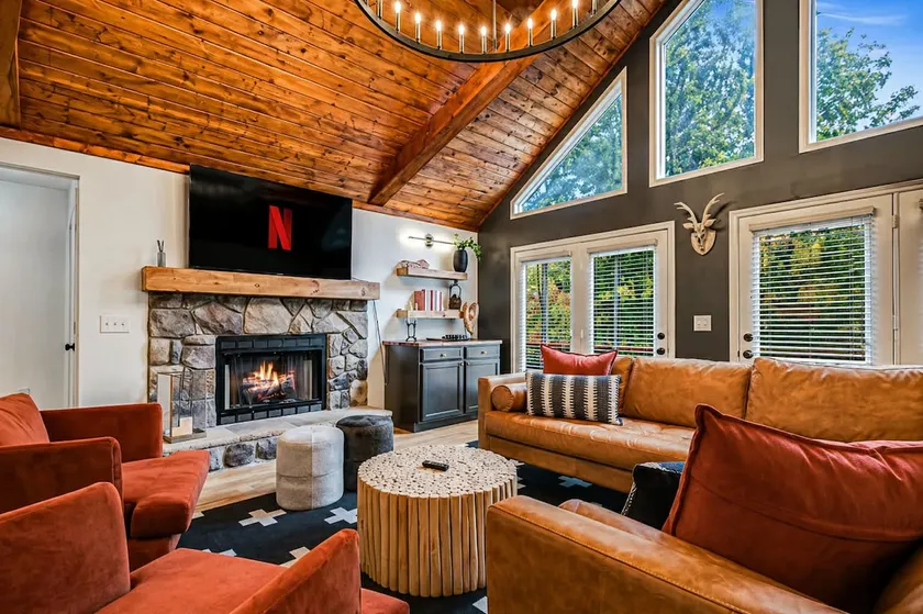 6BR Luxe Cabin Sleeps 16 Hot Tub & Pool Table - Image 1