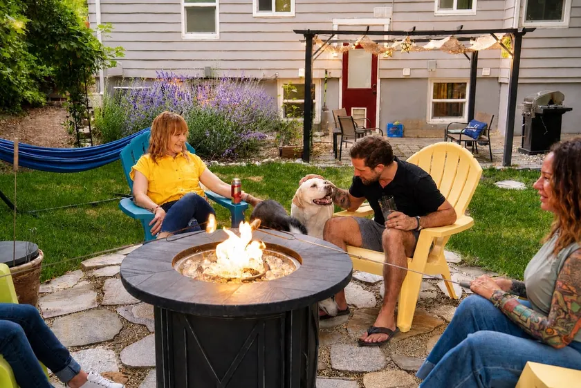 Family friendly & fun w/games, yard, & yoga suite - Image 1