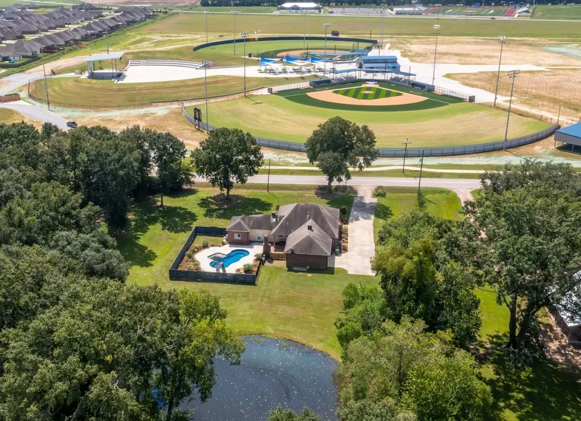 Gameday Getaway - Pool - King Bed - Sports Complex - Image 1
