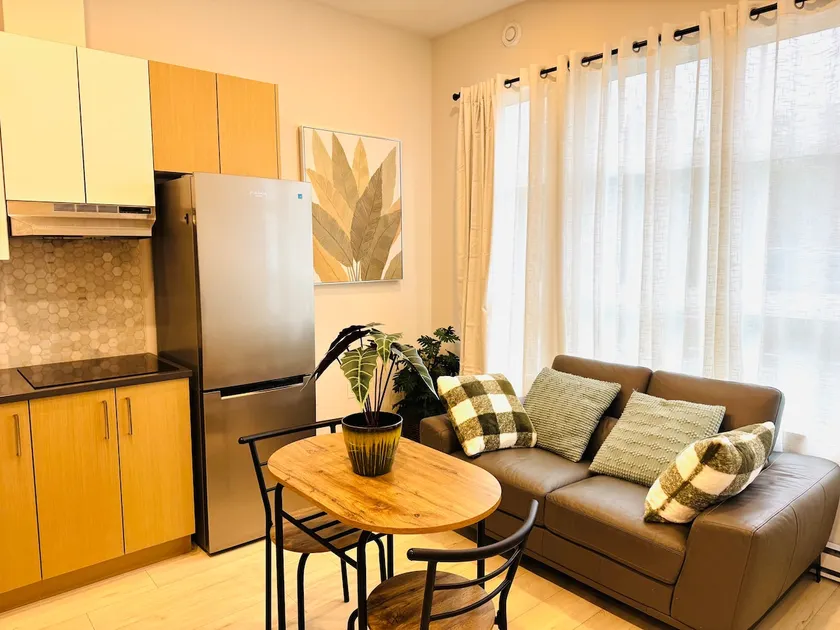 Bright|Modern 1BR | Easy Access to Seabus to DTW - Image 1