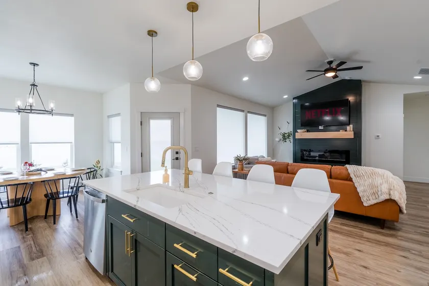 Chic & Stylish | King bd | Fireplace | Fenced Yard - Image 1