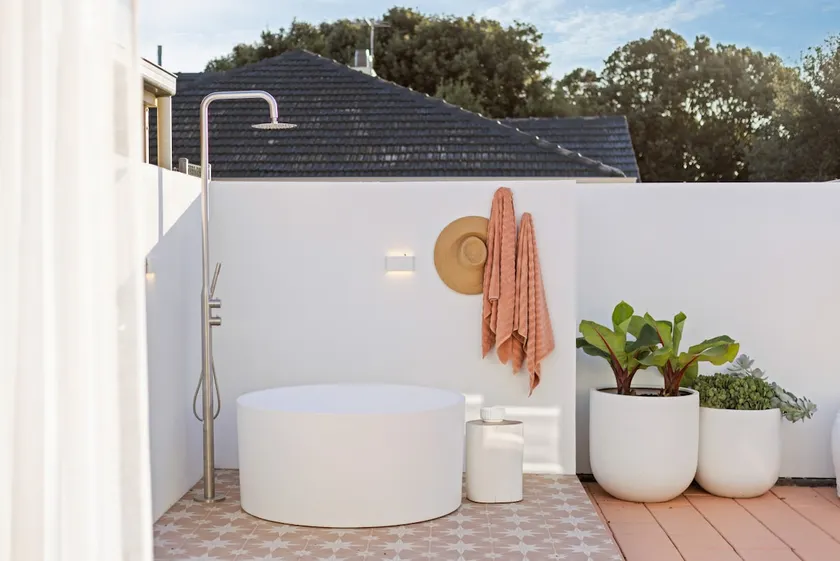 The Chester - Coastal Courtyard with Outdoor Bath - Image 1