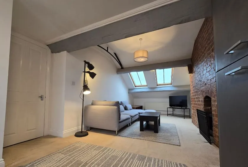 Stylish Apartment in City Centre with Parking - Image 1