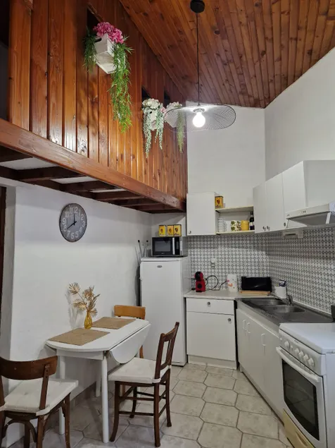 self-contained mezzanine apartment - Image 1