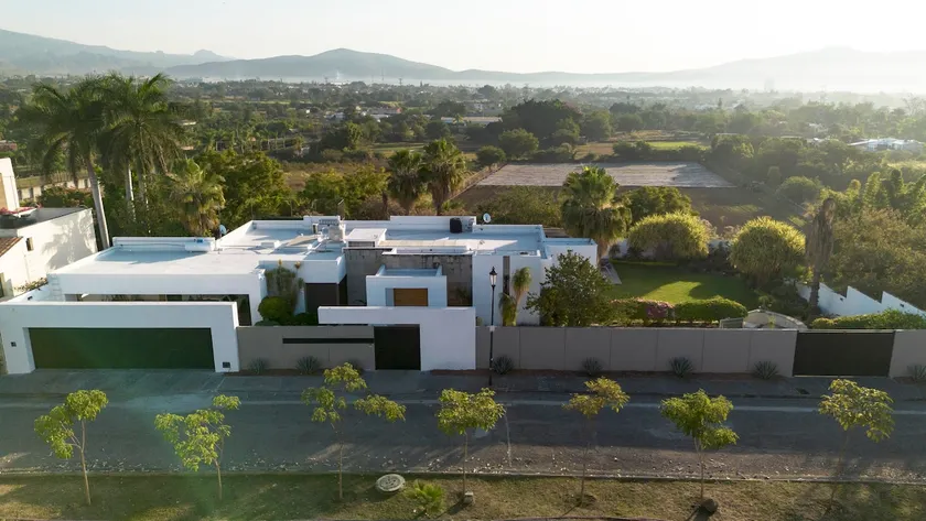 Luxury house with pool/Jacuzzi, pickleball court - Image 1