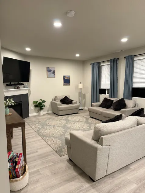 Newer Fam. Charm 5 Min to Downtown Hillsboro & F.G - Image 1