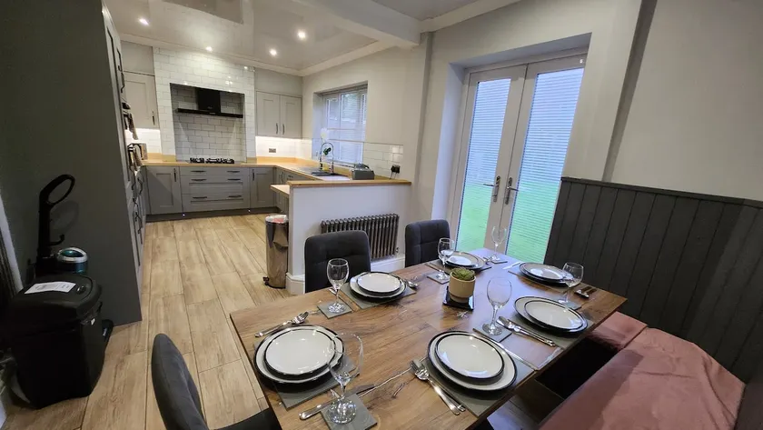 Elegant 4 bedroom 4 beds House Private Parking - Image 1