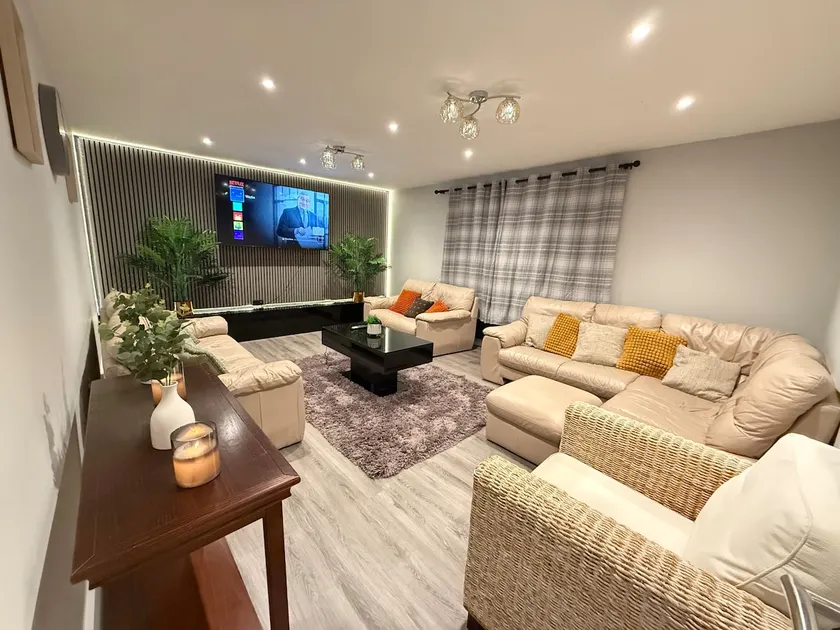 Refurbished extremely Spacious 2 bedroom Apartment - Image 1