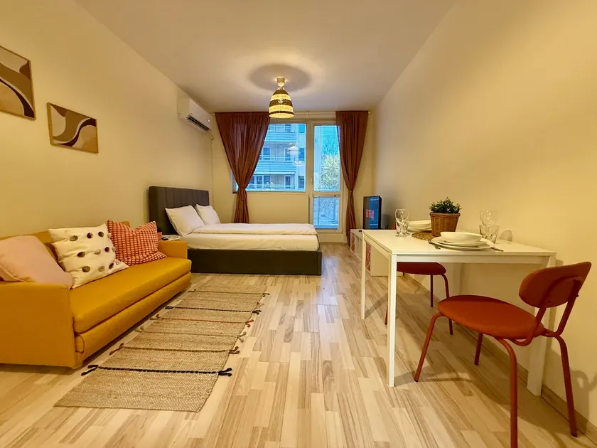 Cosher | Chic Studio in Top Location - Image 1