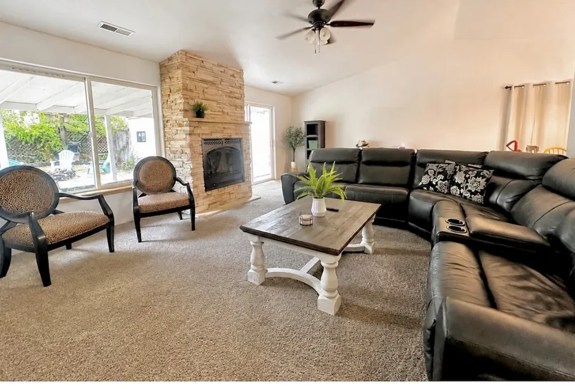 HOT TUB! King Bed-Firepitt-Near Airport& Freeway - Image 1