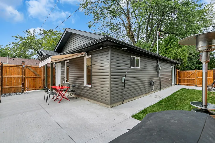 Luxury 2BR home with high ceilings and BBQ w/patio - Image 1