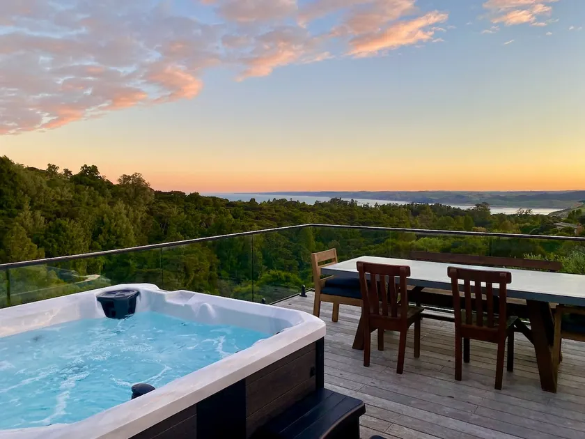 Nestled in Nature 3 Bedroom- Spa Pool & Sauna & Pilates Studio - Image 1