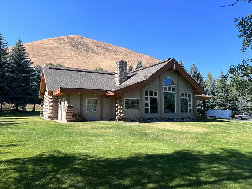 Luxurious Log Home Retreat - Image 1