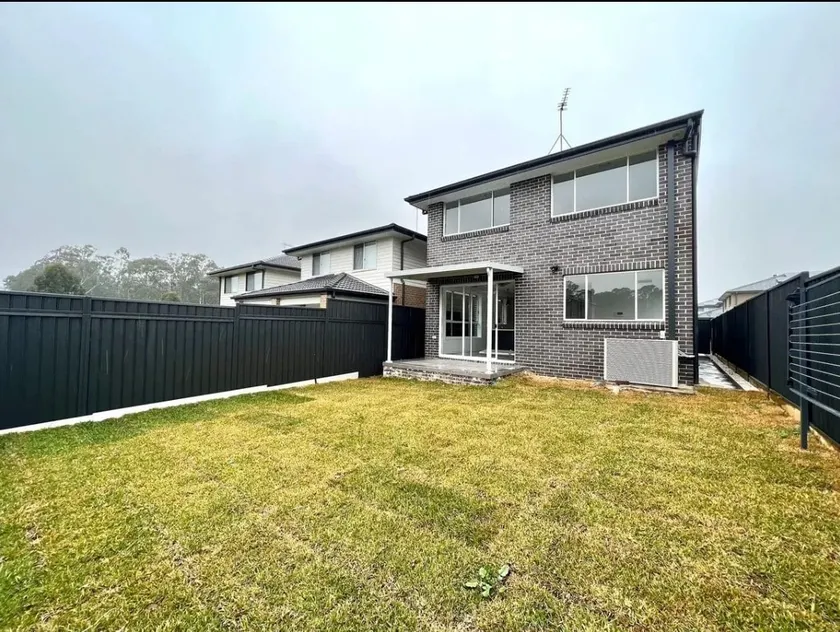 Luxury 5 Bedroom Rouse Hill Home - Image 1