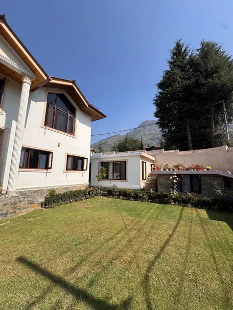 Tranquil Homestay near Dal Lake (The Gilded Stay) - Image 1