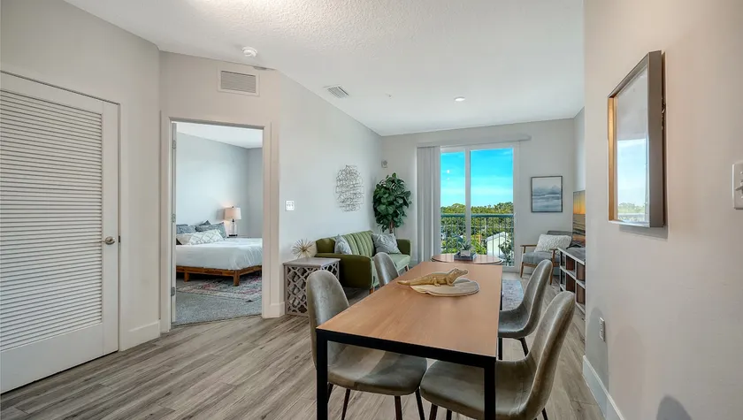 Downtown Hideaway: Modern Bliss - Image 1