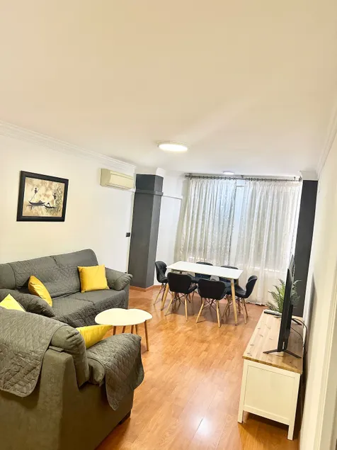 10 minutes to downtown, free parking - Image 1