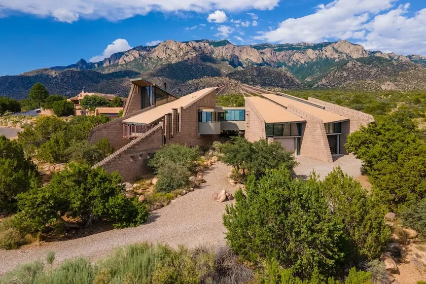 Sky-High Desert Oasis - Image 1