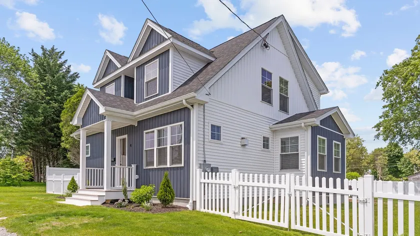 Central to everything. Spacious. Fenced. - Image 1