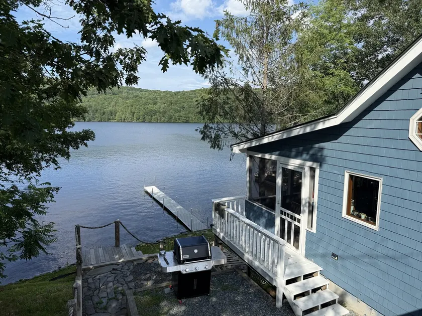 Charming Lakefront Cottage - Image 1