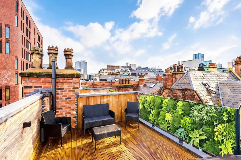 Stylish 3-Bed Central Stay - Roof Terrace & Parking - Image 1