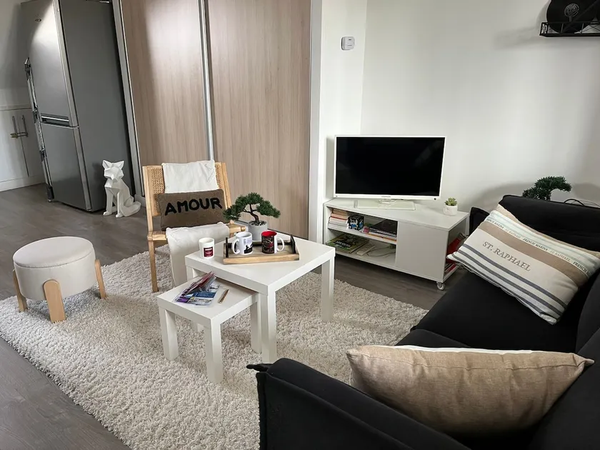T2 ideal location and comfortable - Image 1