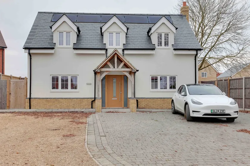 Luxury 5‑Bed Retreat w/ Hot Tub, Great Dunmow - Image 1
