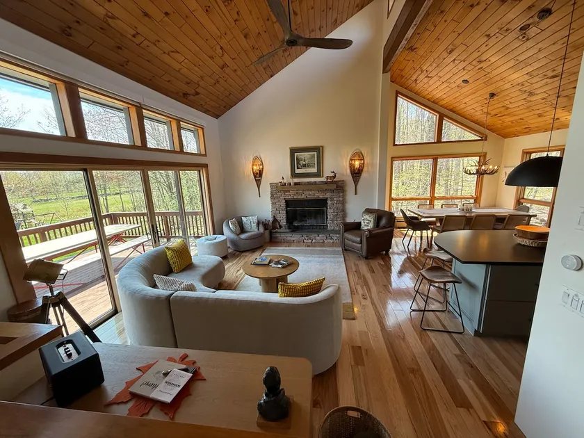 Pondside Retreat: Views & Vibes - Image 1