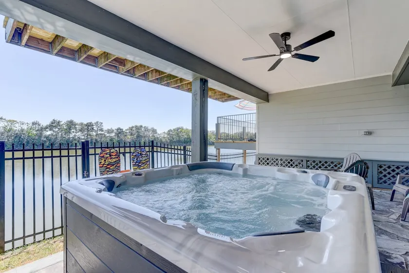 Lakehouse with Hot tub and Decks - Image 1