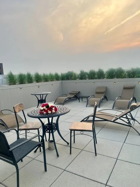 Top Floor Luxurious 1BR Parking | Near Downtown - Image 1
