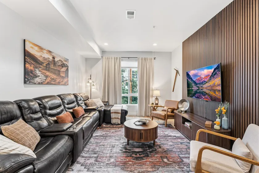 2 BR Rooftop | 5 Blocks from Stadium | SloHi - Image 1