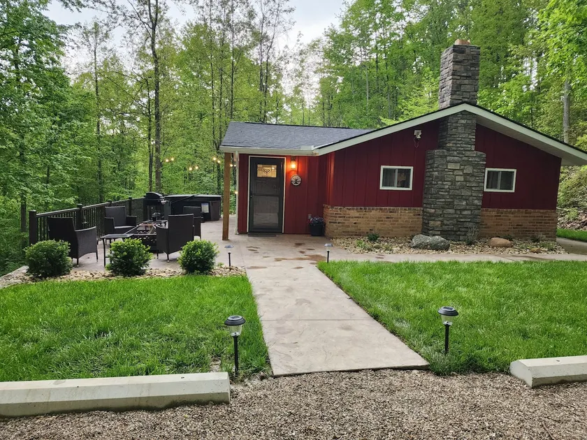 Private-hottub-trails-patio-grill-cozy cottage - Image 1