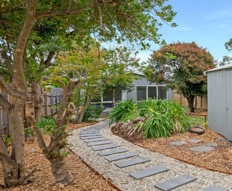 Springfree trampoline/big rear yard/firepit - Image 1