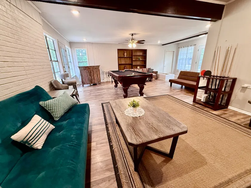 The Julienne Mansion 4/3 Luxury Home w/Pool Table! - Image 1