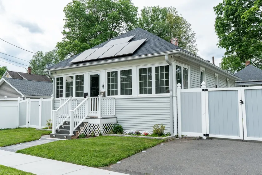 Cozy & Peaceful- gated yard, minutes from Hartford - Image 1